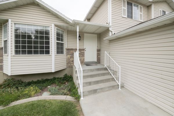 Cost of White Vinyl Siding Replacement in Boise
